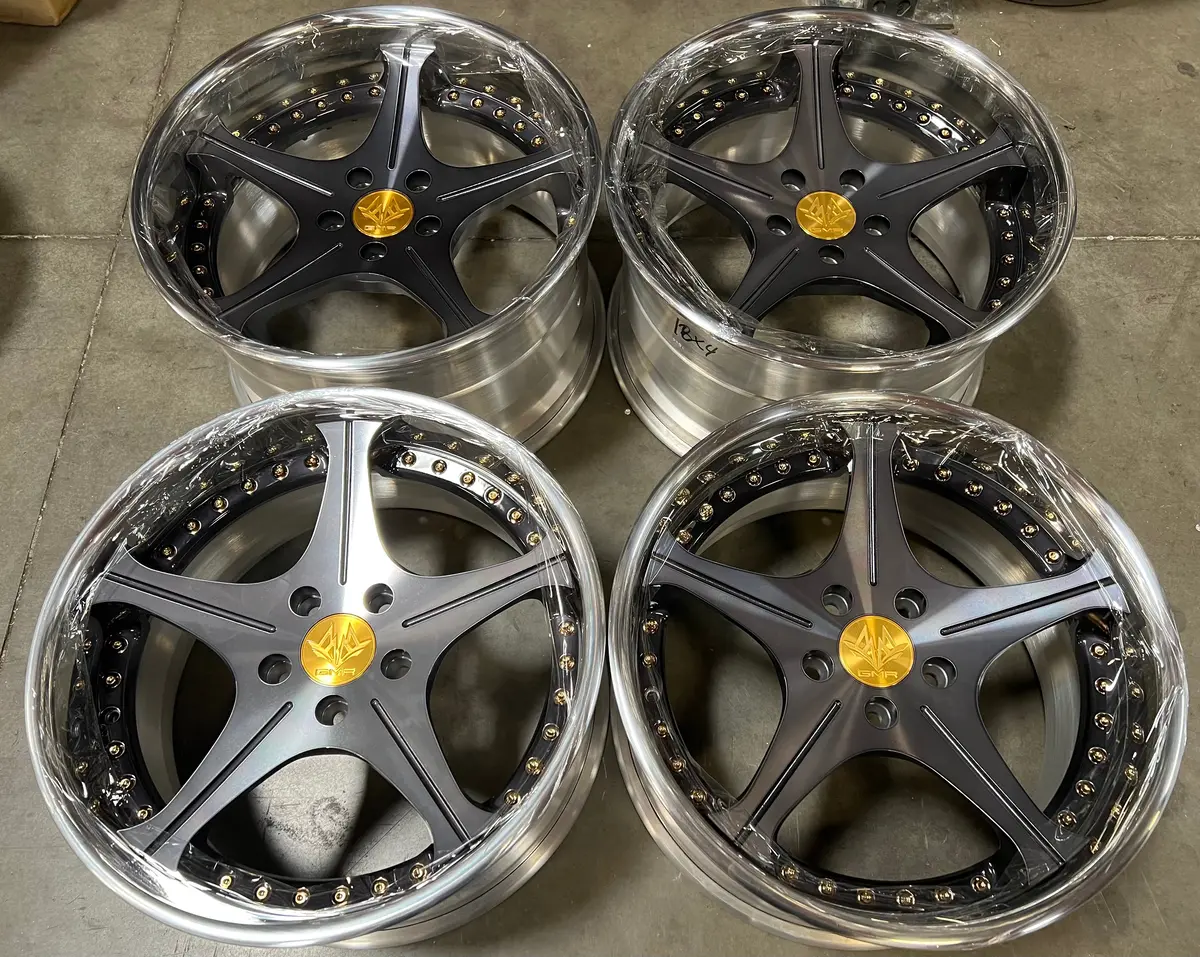 18-inch GMR Monarch alloy wheels with 5x114.3 mm bolt pattern and DDT finish