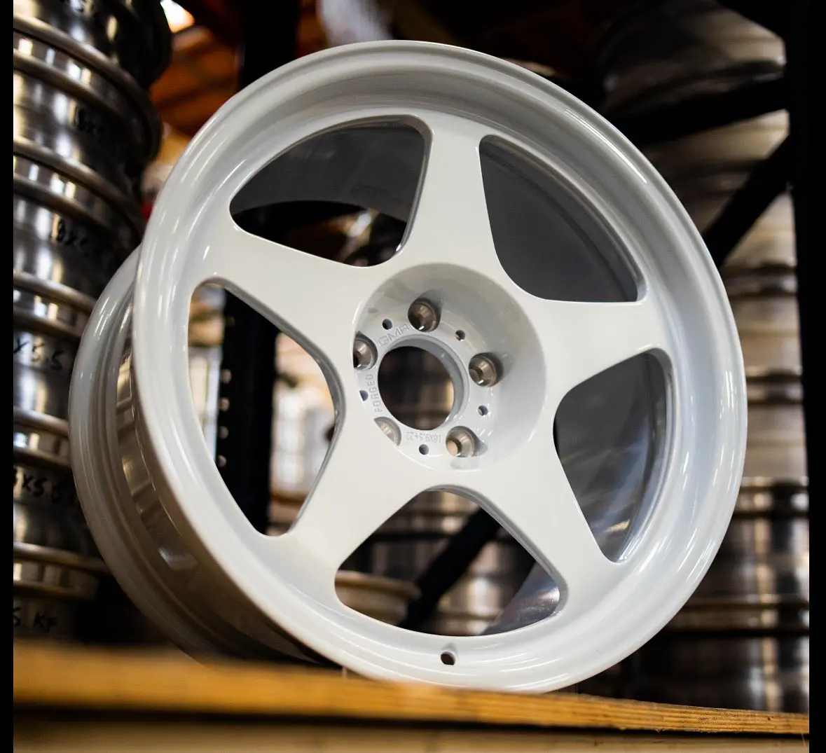 18-Inch GMR R5 Alloy Wheel — 5x114.3 Bolt Pattern, High-Gloss White Finish