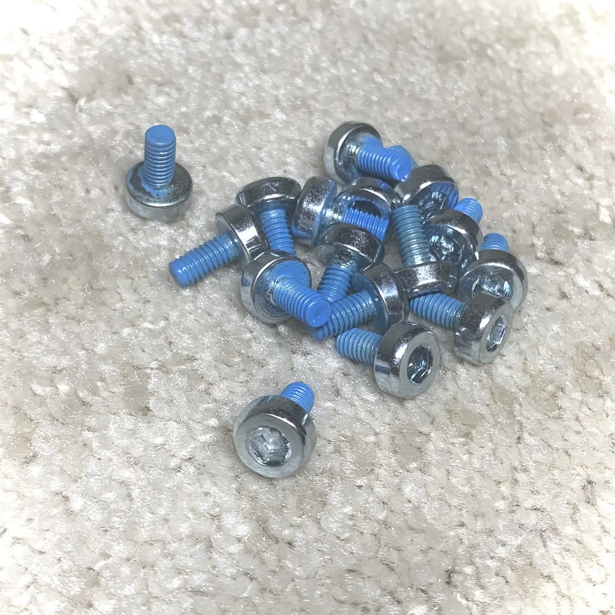 Roces Fifth Element Soulplate Bolts (16Pk) 1
