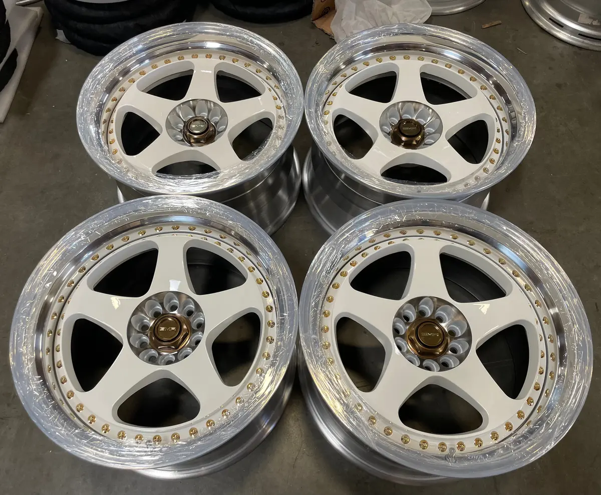 18” Gmr 1200R White 5X114.3/5X112 18X9.5+22